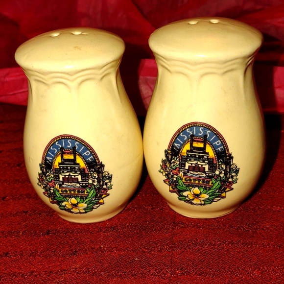 Vintage Mississippi salt and pepper shakers